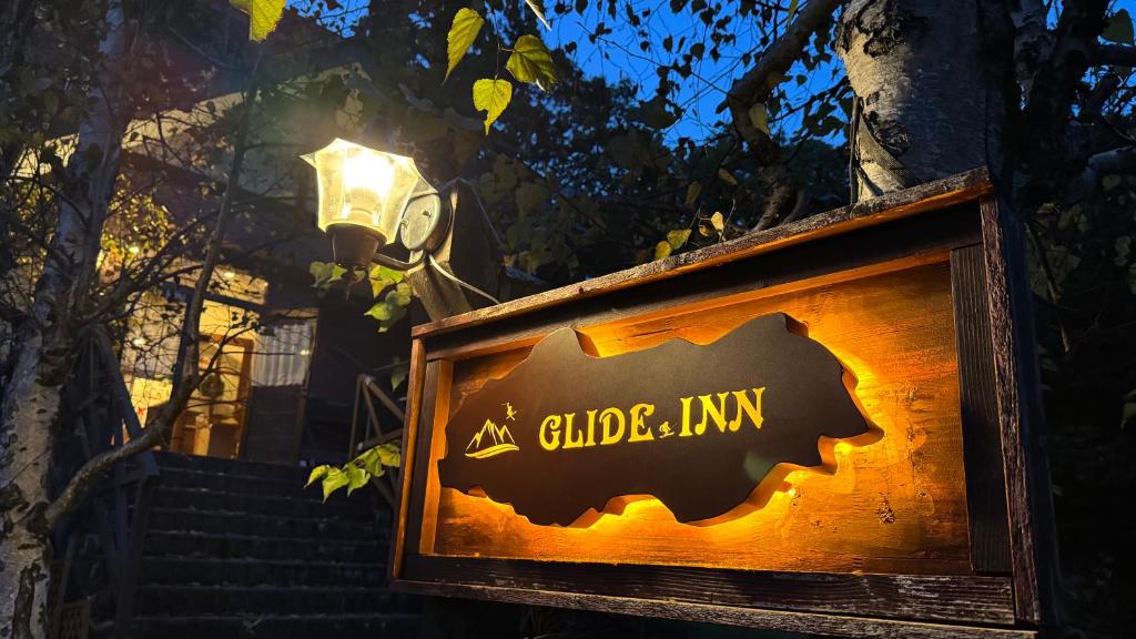 Certifikát, hodnocení, plakát nebo jiný dokument vystavený v ubytování Glide Inn