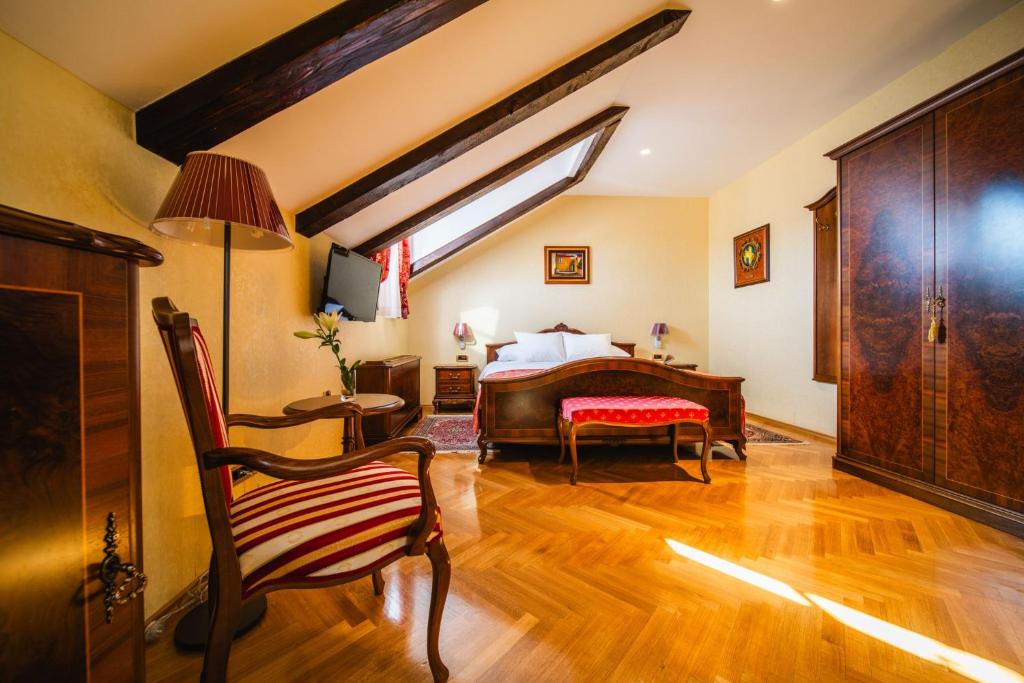 Postel nebo postele na pokoji v ubytování Boutique Hotel Kazbek