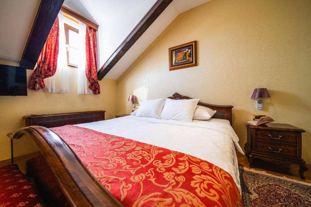 Postel nebo postele na pokoji v ubytování Boutique Hotel Kazbek