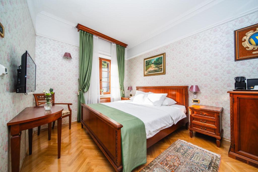 TV a/nebo společenská místnost v ubytování Boutique Hotel Kazbek