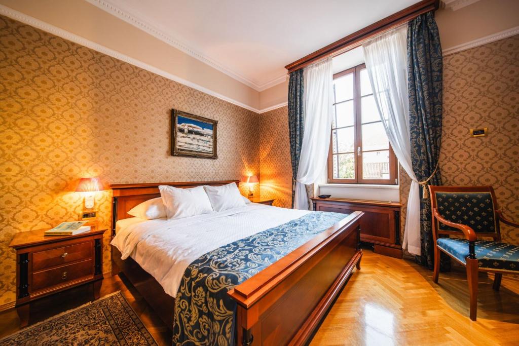 Postel nebo postele na pokoji v ubytování Boutique Hotel Kazbek