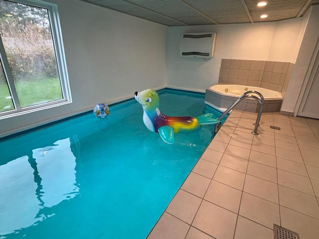 Bazén v ubytování Wonderful, Large Pool Holiday Home, Close To Marielyst Beach nebo v jeho okolí