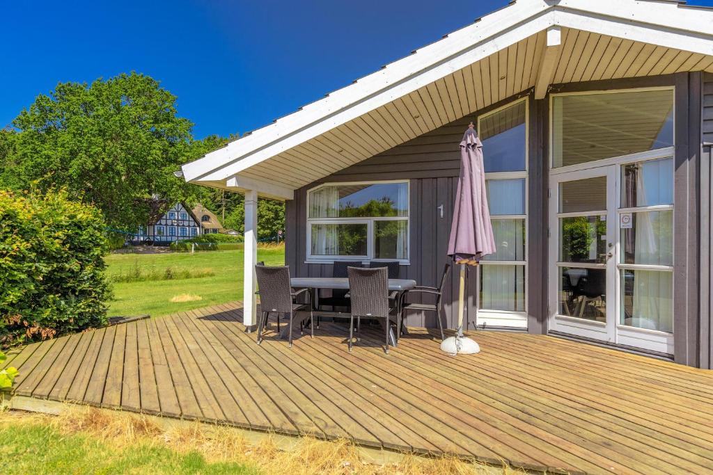 Zahrada ubytování Amazing Home In Rudkøbing With 3 Bedrooms, Sauna And Wifi