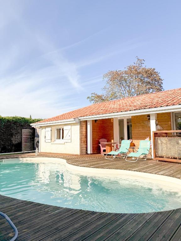 Bazén v ubytování Villa Familiale avec Piscine Privée nebo v jeho okolí