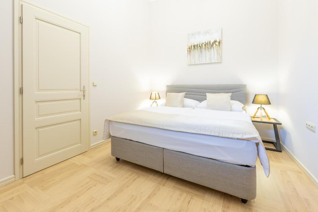 Postel nebo postele na pokoji v ubytování Palace Petrarca