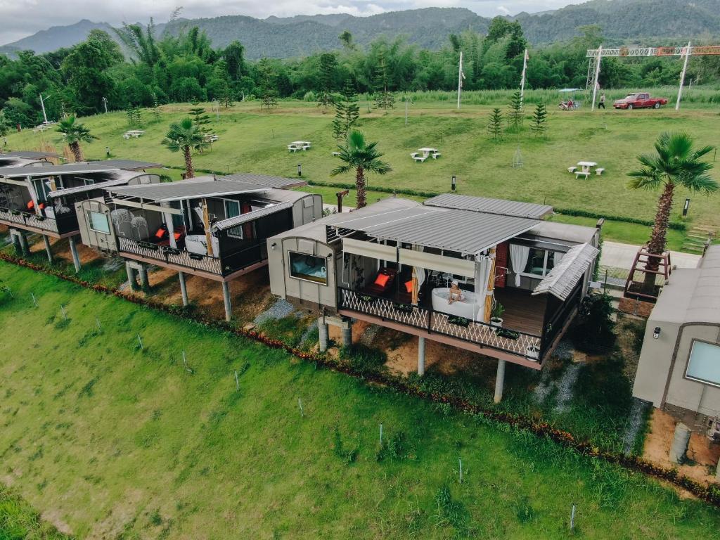une vue aérienne d'une maison dans un champ dans l'établissement UHAUS Train Cabin Resort, à Ban Sai Yok