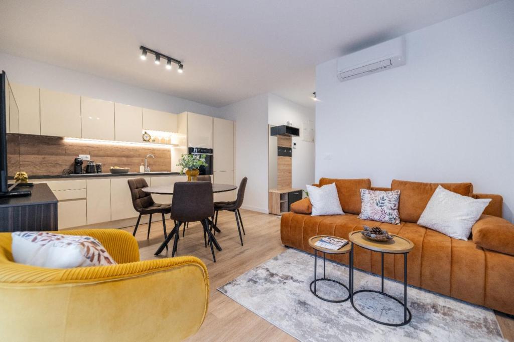 Sunny Bulevard Suite with Private Parking