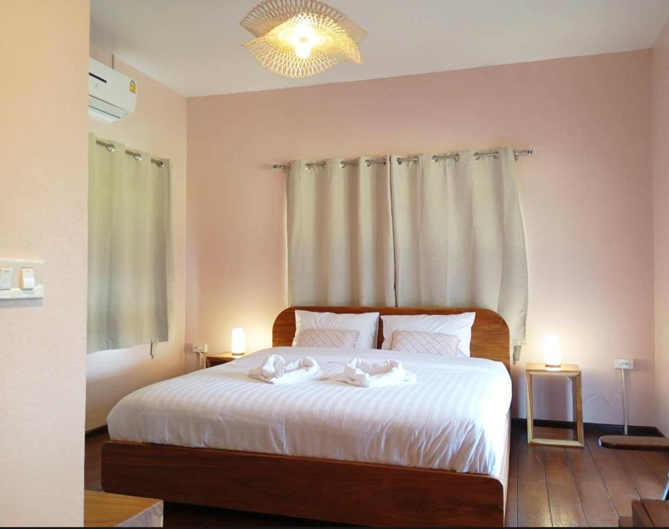 Voodi või voodid majutusasutuse Cozy Cottage Farm stay Suanphueng toas