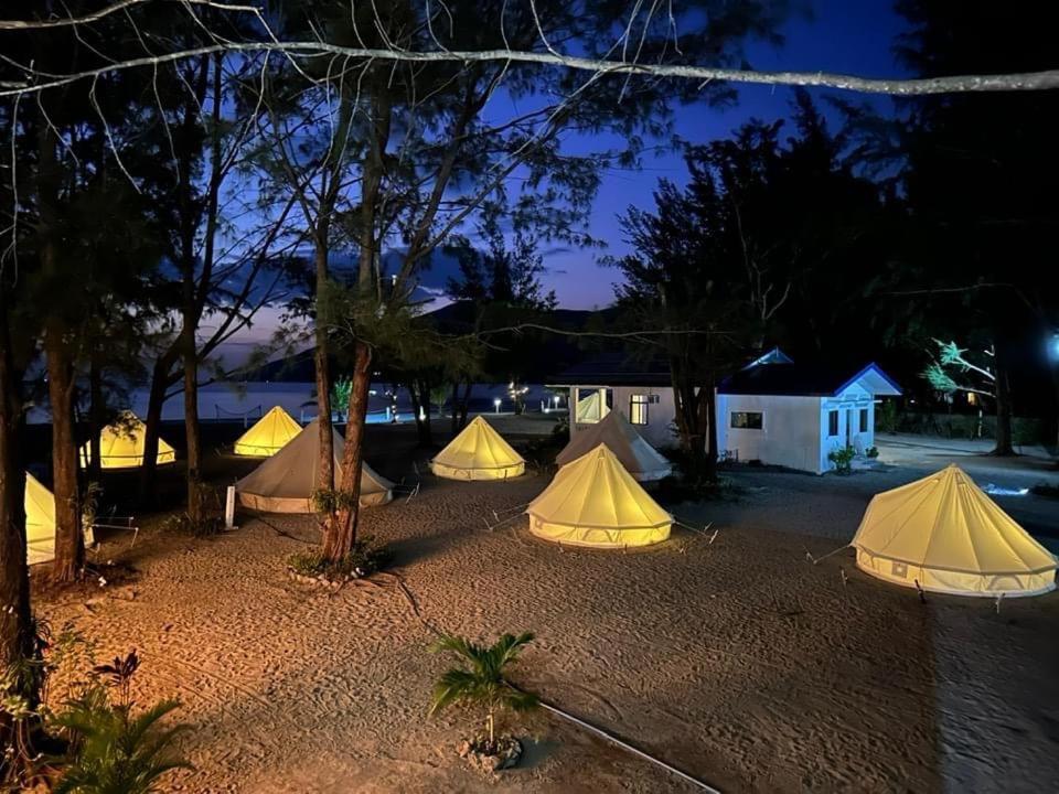 Zahrada ubytování Puerto Silanguin Beach Resort and Cafe