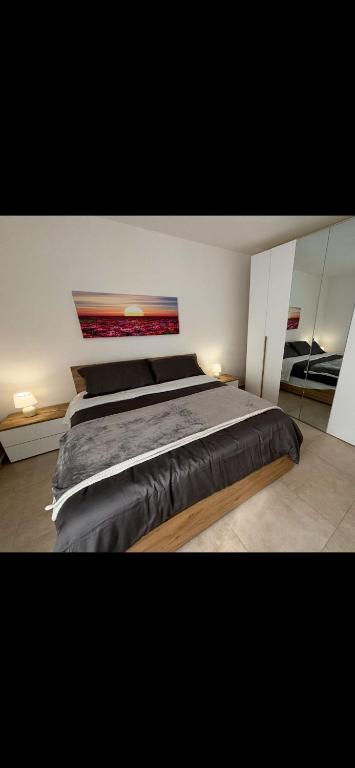 une chambre avec un grand lit dans une pièce dans l'établissement Home Liuccia, à Palerme