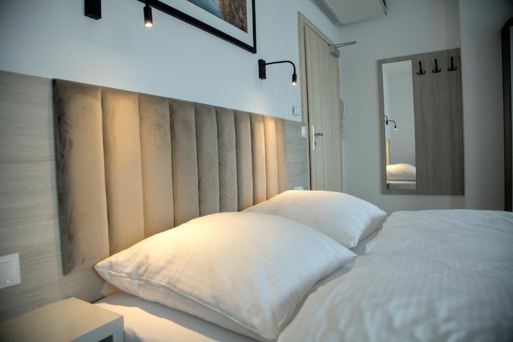 Postel nebo postele na pokoji v ubytování Hotel i Apartamenty Gorzelanny Dźwirzyno