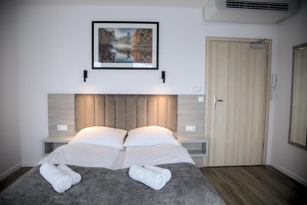 Postel nebo postele na pokoji v ubytování Hotel i Apartamenty Gorzelanny Dźwirzyno
