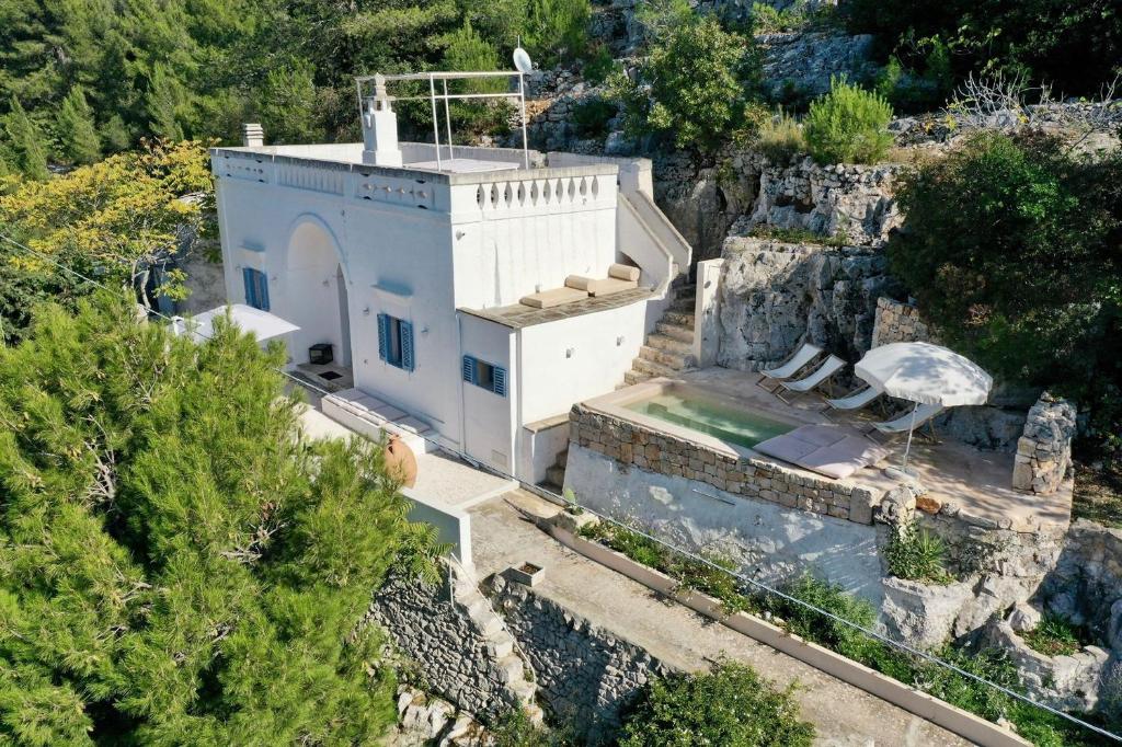 - une vue aérienne sur un bâtiment situé sur une montagne dans l'établissement Le Sette Valli, à Selva di Fasano
