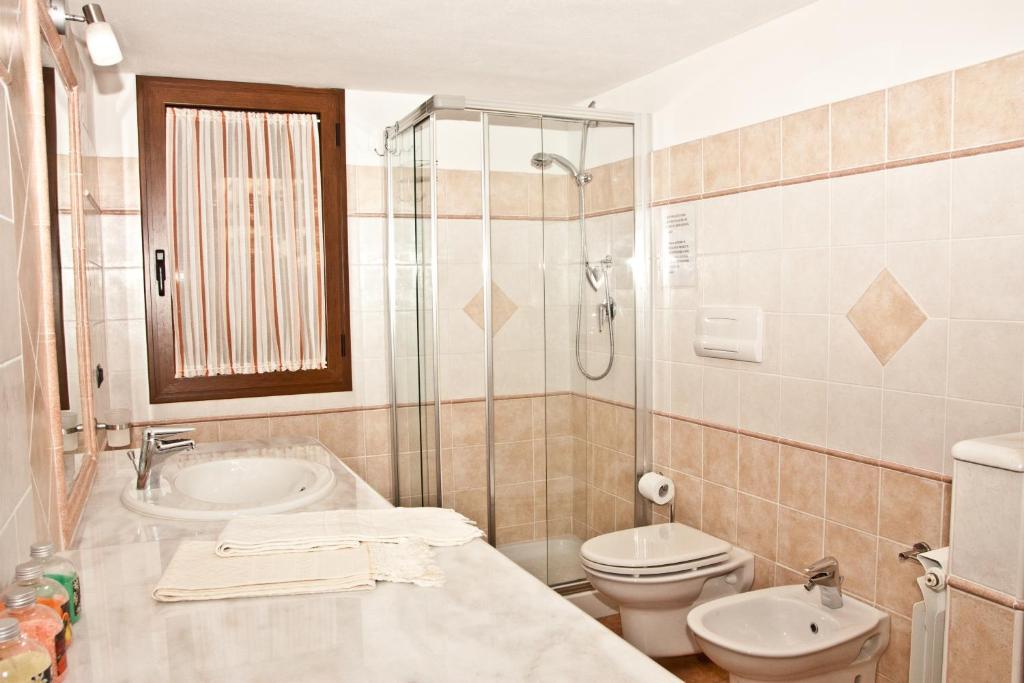 łazienka z umywalką, toaletą i prysznicem w obiekcie B&B Villa Tancau w mieście Santa Maria Navarrese