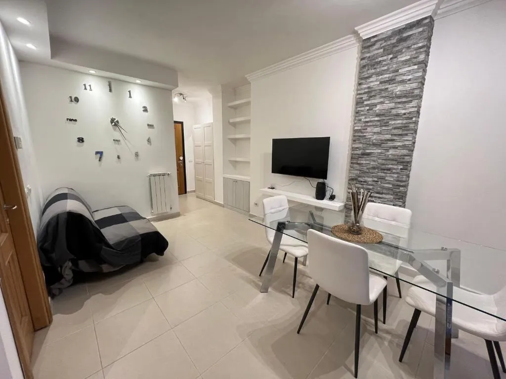 Colosseum History - Gladiator games - Who built the Colosseum and why., image size:1024x768