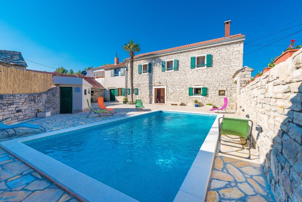 Bazén v ubytování Villa Petrovi Dvori ZadarVillas nebo v jeho okolí