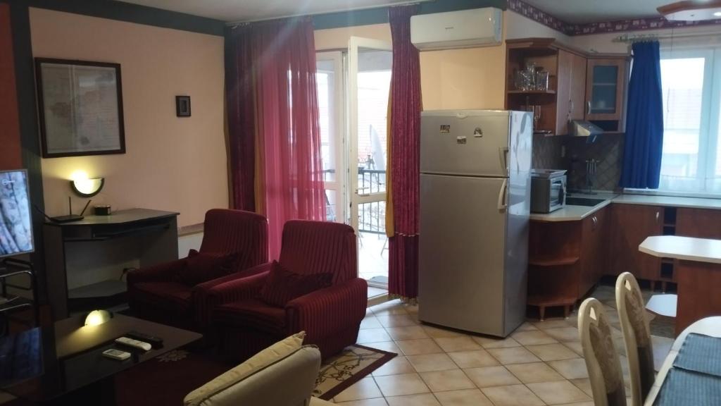 w kuchni i salonie z lodówką w obiekcie Tommy Apartman w Hajduszoboszlo