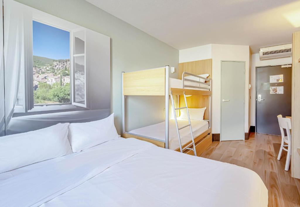 Postel nebo postele na pokoji v ubytování B&B HOTEL Brignoles