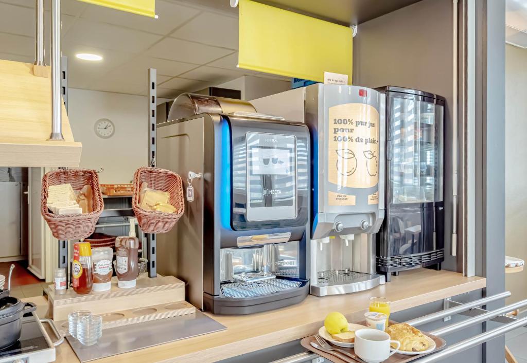 Kuchyň nebo kuchyňský kout v ubytování B&B HOTEL Brignoles
