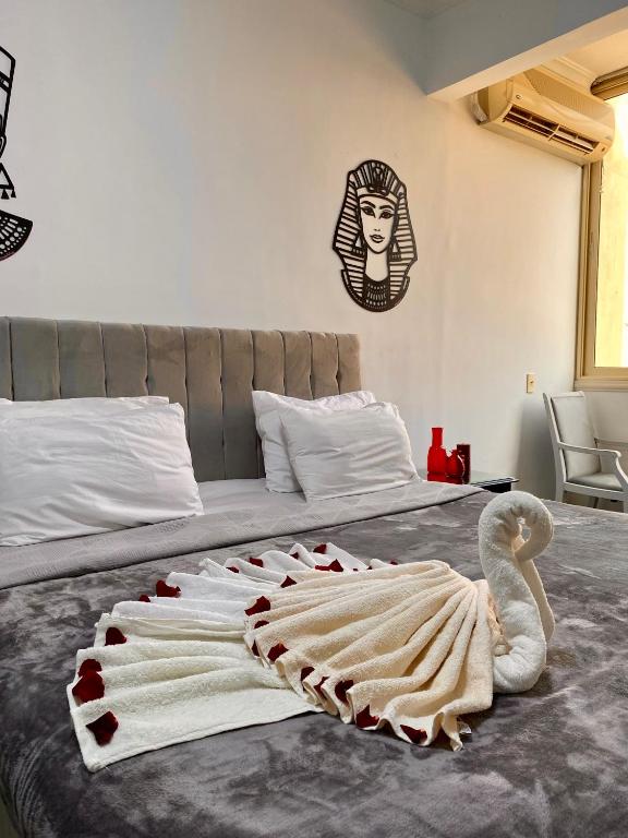 Postel nebo postele na pokoji v ubytování K Boutique Hotel MedSpa-Pyramids & Grand Egyptian Museum