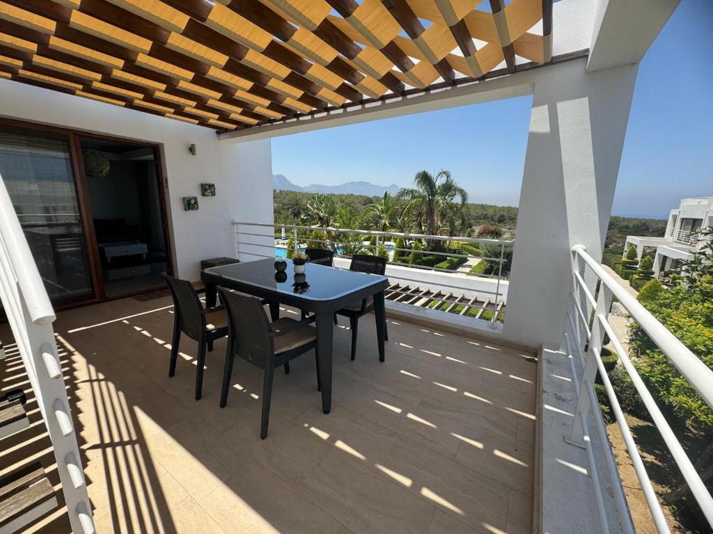 Penthouse Apartment with Stunning Sea and Mountain Views, Ayios ...