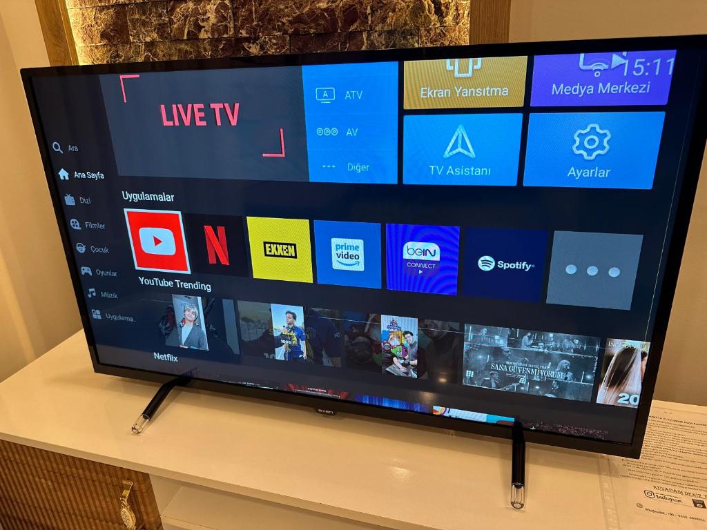 TV a/nebo společenská místnost v ubytování Kuşadası Deniz Tatil Evleri