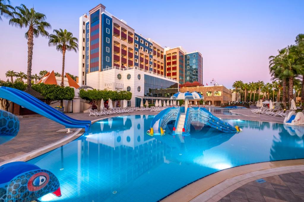 Bazén v ubytování Sentido Kamelya Selin Luxury Resort & SPA nebo v jeho okolí