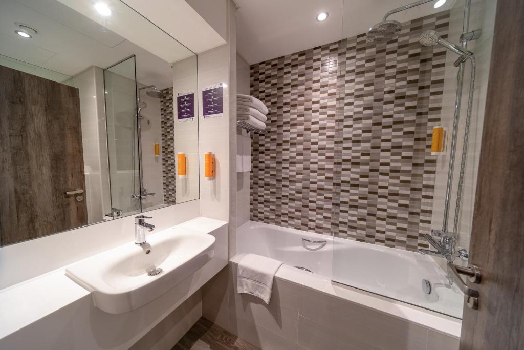 Premier Inn Dubai Barsha Heights - Resim 21