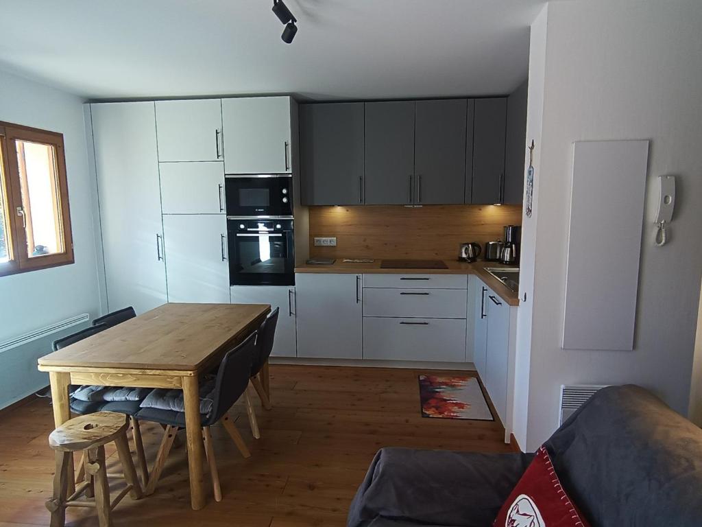 Kuchyň nebo kuchyňský kout v ubytování Studio rénové avec terrasse, jardin et parking à Montgenèvre - 4 pers. - FR-1-445-204