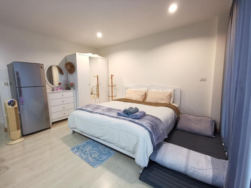 Postel nebo postele na pokoji v ubytování The Beach Bangsaen Condo Sea View Room 327-62 Top Floor-Free Netflix