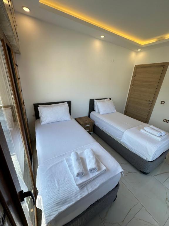 Postel nebo postele na pokoji v ubytování Kuşadası Deniz Tatil Evleri