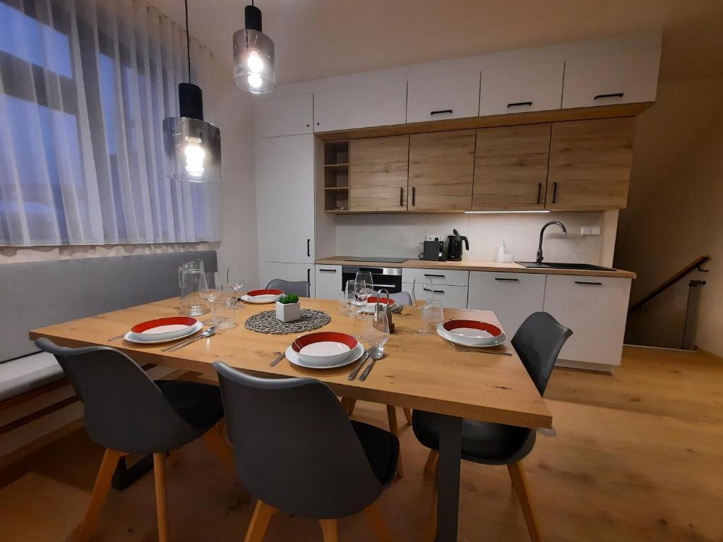 kuchnia z drewnianym stołem i krzesłami w pokoju w obiekcie Bella Vista by Mountain ways w mieście Loučná pod Klínovcem