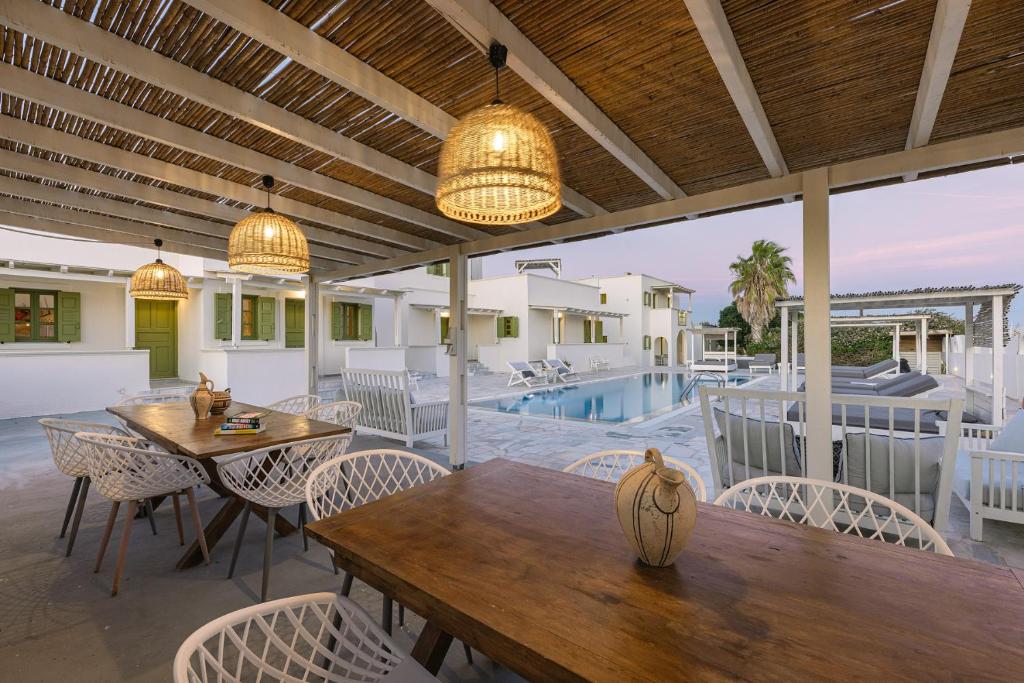 Bazén v ubytování Ambeli Apartments nebo v jeho okolí