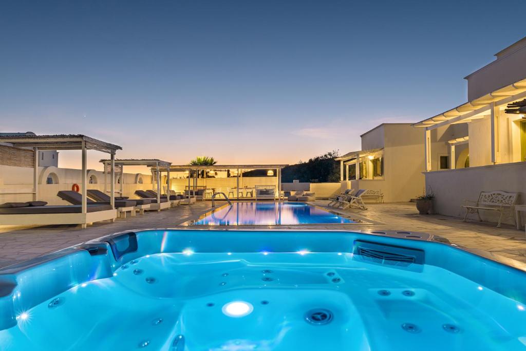Bazén v ubytování Ambeli Apartments nebo v jeho okolí
