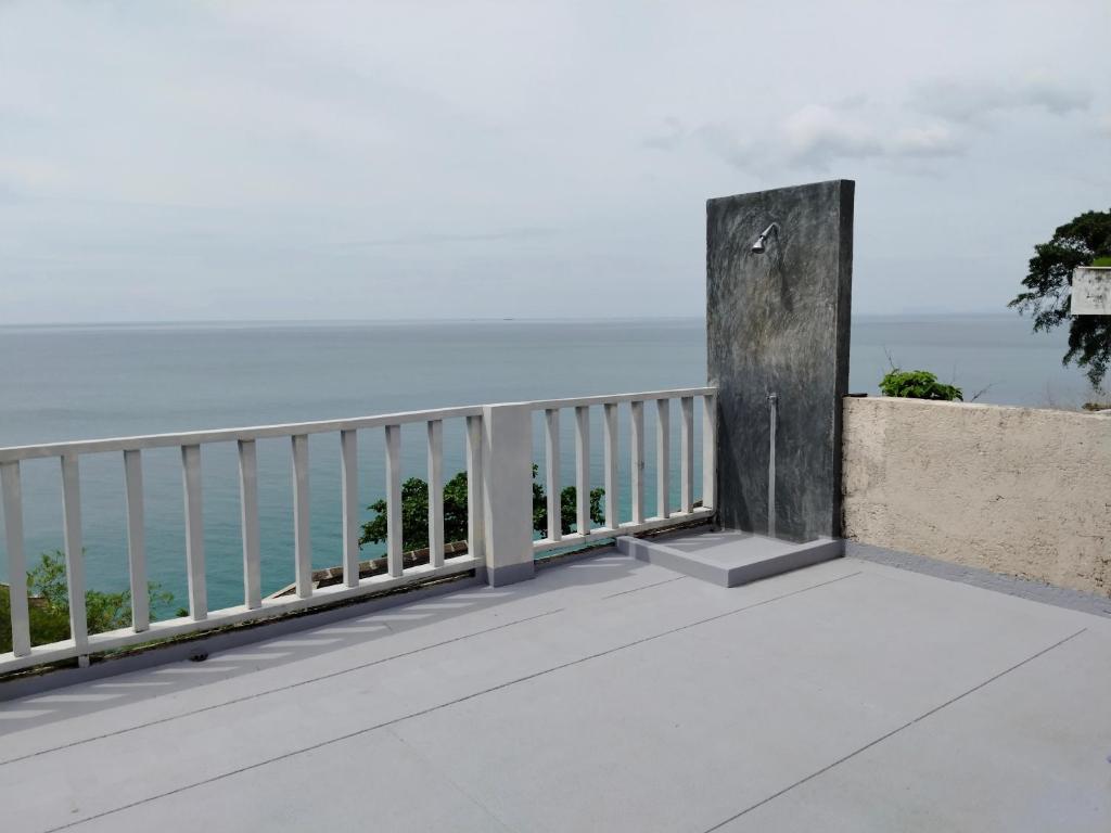 ein Balkon mit Blick auf das Meer in der Unterkunft lanta martin villa sunset and seaview klongnin beach in Ko Bu Bu