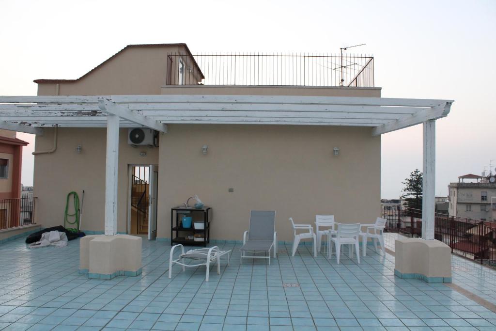 维克艾库塞Casa Bello in Sorrento Coast的大楼内带白色桌椅的天井