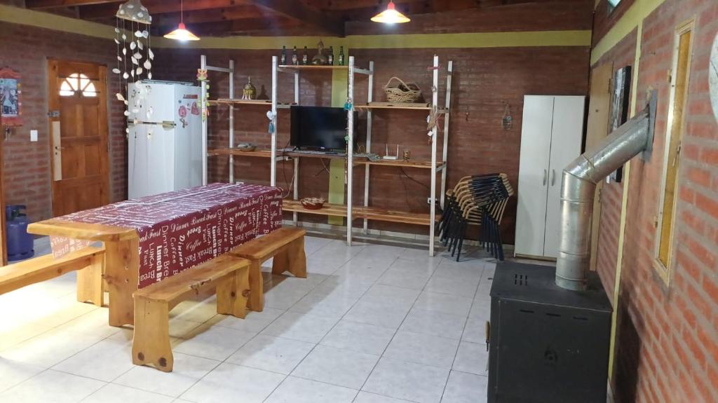 un soggiorno con un tavolo e un frigorifero di La Soñada a Villa Quillinzo