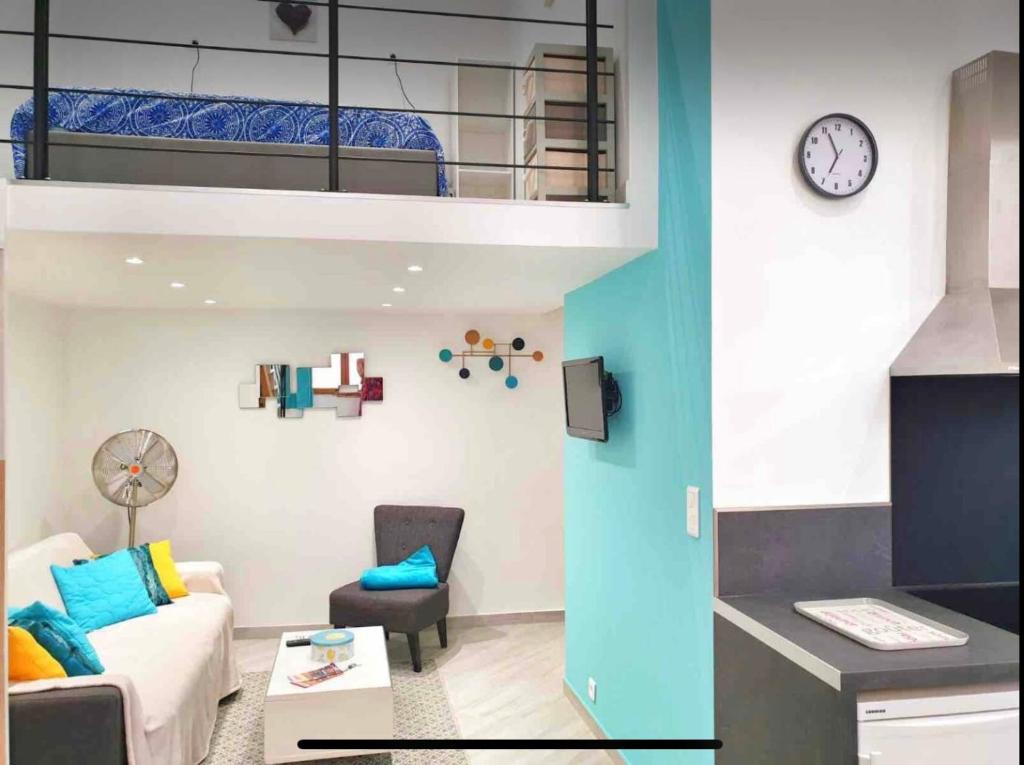 un salon avec un lit superposé et un canapé dans l'établissement Welcome ! Entre colline du Château et le port, à Nice