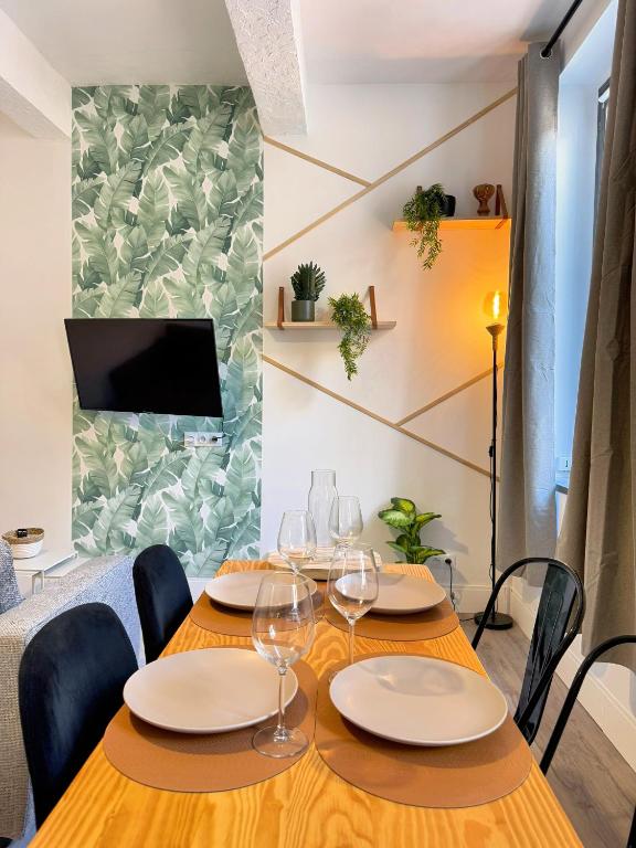 une salle à manger avec une table et des verres à vin dans l'établissement Narbonne centre Dame Nature, à Narbonne