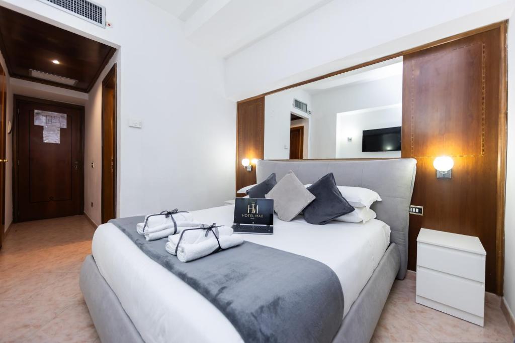 Postel nebo postele na pokoji v ubytování Hotel Max