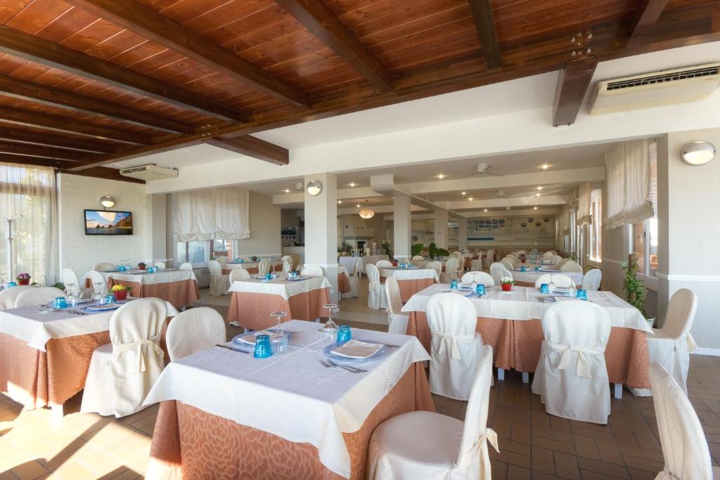 Restaurace v ubytování Hotel Le Cave