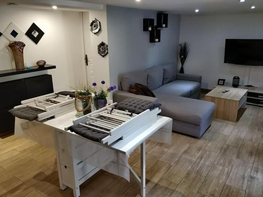 - un salon avec un canapé et un piano blanc dans l'établissement Logement entière F3, à Tremblay-en-France