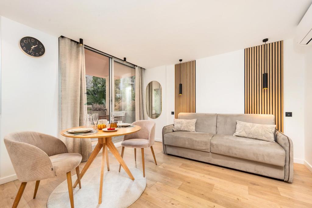 un salon avec un canapé et une table dans l'établissement PLAGE - Somptueux Studio - 50 m bord de mer- Proche Monaco, à Roquebrune-Cap-Martin