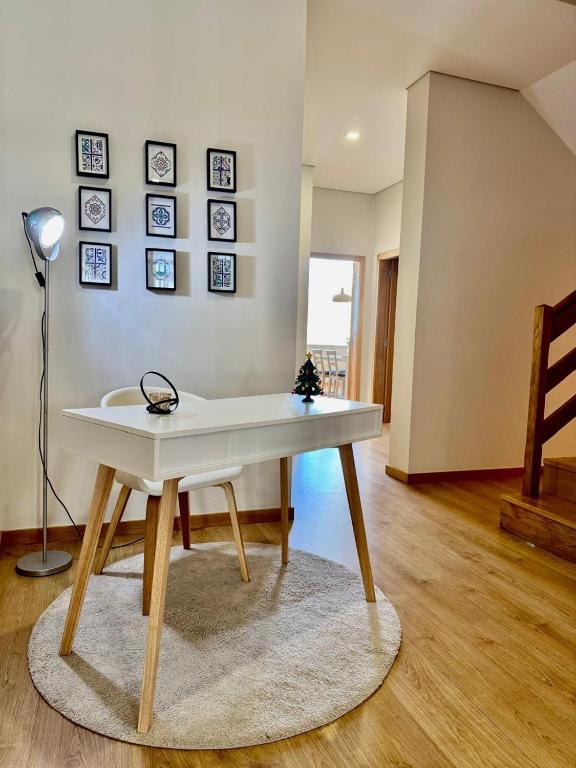 a white table in a living room with a lamp at Âmbar Guest House in Braga