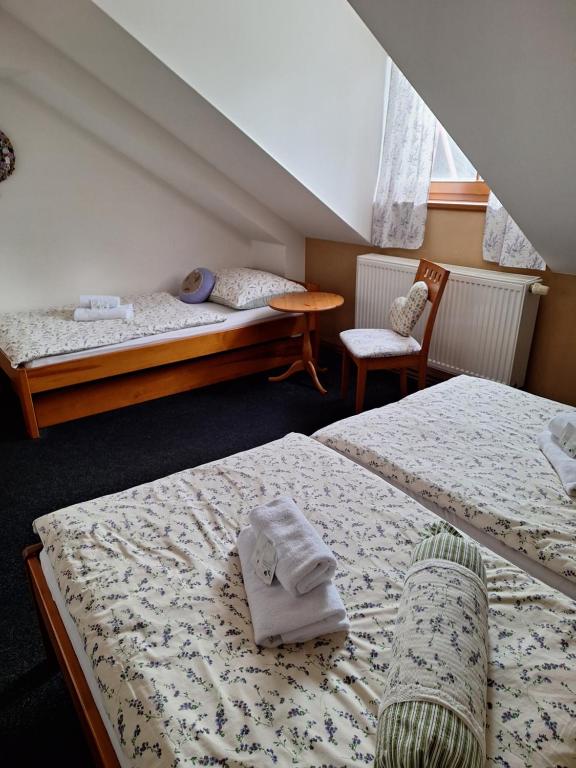 Postel nebo postele na pokoji v ubytování Penzion pod Ještědem