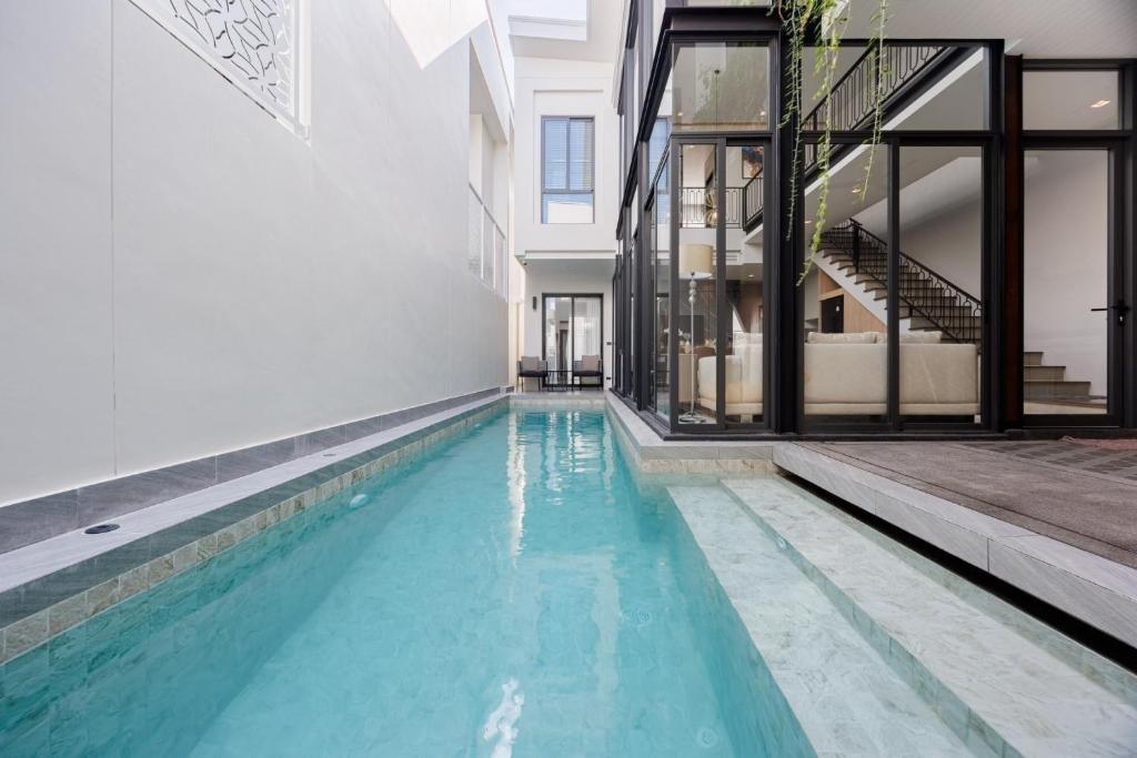 Poolen vid eller i närheten av 芭提雅市中心五卧室独栋泳池别墅