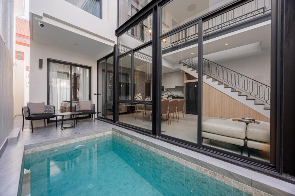 Poolen vid eller i närheten av 芭提雅市中心五卧室独栋泳池别墅