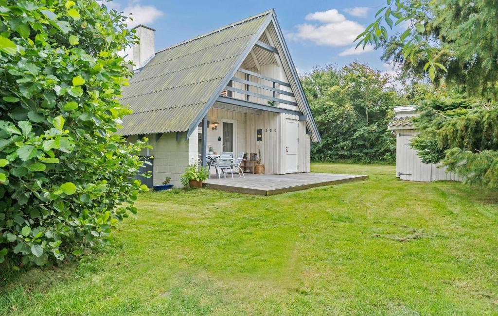 Κήπος έξω από το Beautiful Home In Ulfborg With Sauna