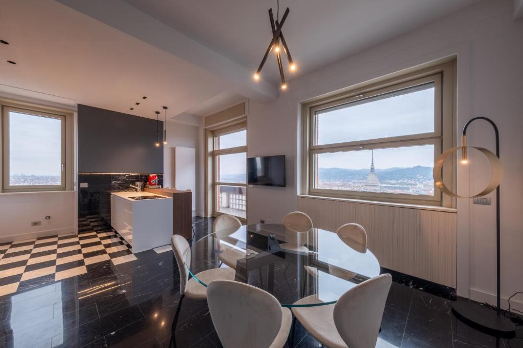 Televízia a/alebo spoločenská miestnosť v ubytovaní Prestige Apartments Torino