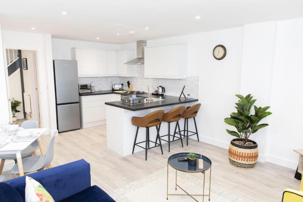 Una cocina o cocineta en Ocean Side with Free Parking By My Getaways